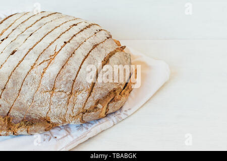 Hausgemachtes Roggenbrot in Scheiben geschnitten mit einem Messer. Dunkle Kruste und Krume Stockfoto