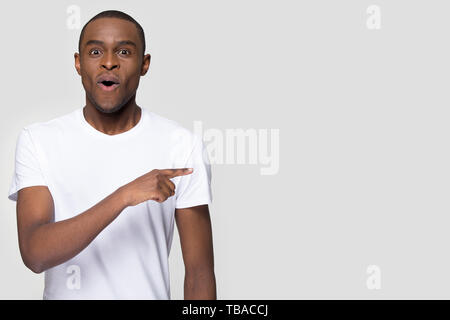 Lustige afrikanischen Mann beiseite, auf Kamera Überrascht Stockfoto
