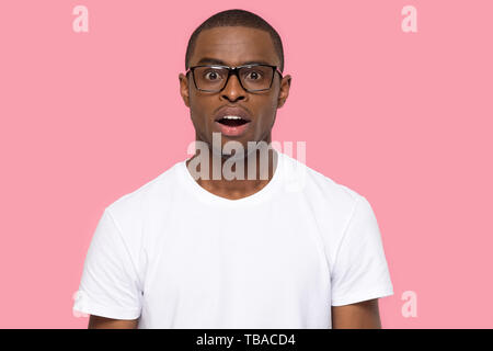 Erstaunt afrikanischen Lustige männliche Brille mit Kamera suchen Stockfoto