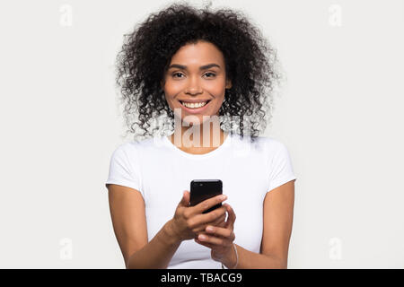 Porträt Porträt Lächeln afrikanische Frau mit Smartphone mit Kamera Stockfoto