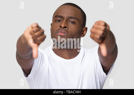 Ernsthafte afrikanischer Mann mit Daumen nach unten Geste der Missbilligung Stockfoto