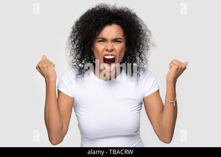 Afrikanische mad Frau an der Kamera schreien Studio shot suchen Stockfoto