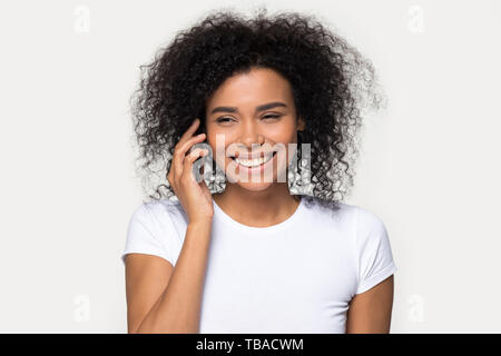 Fröhlich afrikanische Frau Gespräch am Handy isoliert auf Grau Stockfoto