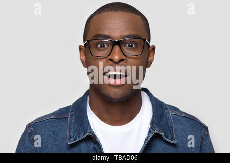 Afrikanischer mann Brille mit Kamera schaut Erstaunt Stockfoto