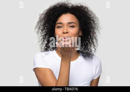 Schöne afrikanische junge Frau senden Air kiss Studio shot Stockfoto