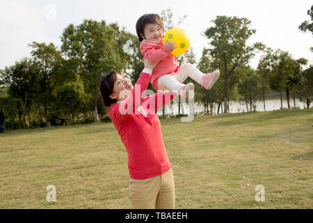 Tochter auf outing mit Mutter in Park Stockfoto