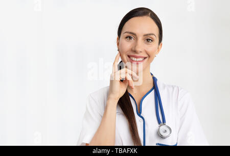 Lächelnd weibliche Arzt mit einem Stethoskop. Arzt in der Klinik arbeiten Stockfoto