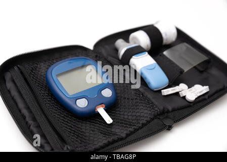 Set mit Diabetes glucometer, Lancet, ersatznadeln. Blutzucker Messung kit Stockfoto