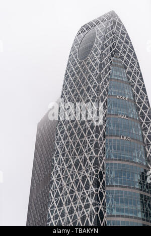 Tokyo, Japan - 30. März 2019: Shinjuku moderne Wolkenkratzer Gebäude namens Mode Gakuen Cocoon Tower mit niedrigen Winkel Blick auf zeitgenössisches Glas Büro auf Stockfoto