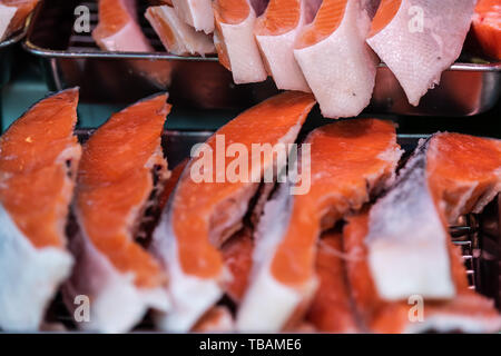 Tokio, Japan closeup von rohen Lachs in Street Market in Tsukiji in der Nähe von Ginza mit Rot Rosa wild Fleisch und Haut auf Anzeige Stockfoto