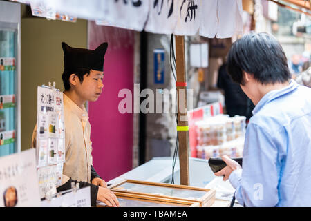 Tokyo, Japan - 31. März 2019: Tsukiji Straße in der Nähe von Ginza mit Menschen in der Markt- und Mochi square Dessert süße Speisen Anbieter Stockfoto