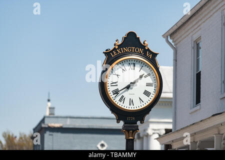 Lexington, USA - 18. April 2018: Nahaufnahme von Zeichen auf zifferblatt Zeit auf der Main Street von Virginia Stadt im Sommer oder Frühling Stockfoto