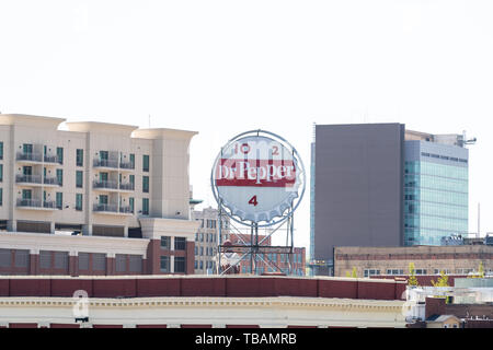 Roanoke, USA - 18. April 2018: Detailansicht der Innenstadt Stadt in Virginia Business Office Gebäude Zeichen für Dr Pepper Stockfoto