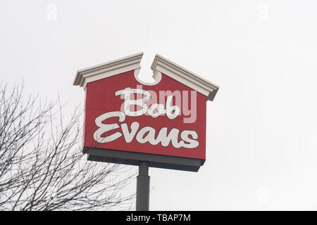 Holbox, USA - 19. April 2018: Straße Straße während der Tag in der Stadt mit Nahaufnahme des Bob Evans rote Zeichen gegen himmel isoliert Stockfoto