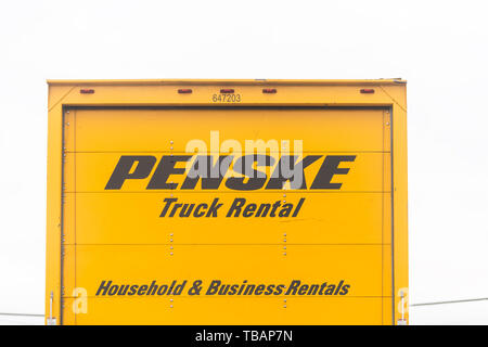 Holbox, USA - 19. April 2018: Lkw auf der Autobahn in Virginia mit gelben Zeichen für Penske Vermietung der privaten Haushalte und Unternehmen für die Verlagerung Stockfoto