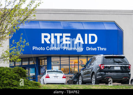 Holbox, USA - 19. April 2018: Straße Straße während der Tag in der Stadt mit Rite Aid Pharmacy Store und Drive Thru Stockfoto