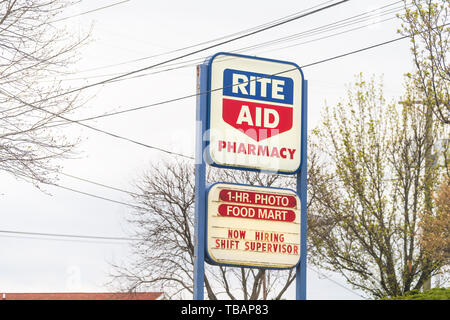 Holbox, USA - 19. April 2018: Straße Straße während der Tag in der Stadt mit Rite Aid Pharmacy Store und Zeichen für eine Stunde foto Food Mart jetzt Einstellung Stockfoto