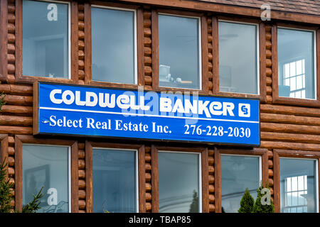 Holbox, USA - 19. April 2018: Straße Straße während der Tag in der Stadt mit Coldwell Banker Zeichen auf Gebäude für Immobilien Stockfoto