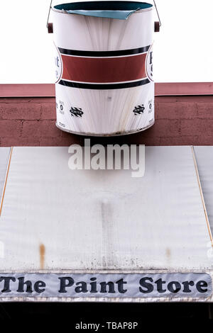 Holbox, USA - 19. April 2018: Kleine Stadt Dorf Zeichen für Lacklager im südlichen Virginia mit Schaufel Stockfoto
