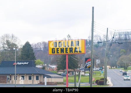 Holbox, USA - 19. April 2018: Kleine Stadt Dorf im Süden von Virginia mit Dollar General Store und Pizza Hut Stockfoto