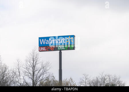 Abingdon, USA - 19. April 2018: Straße Straße closeup von Gas Walmart station Licht Bild mit Preis auf der Pole Stockfoto