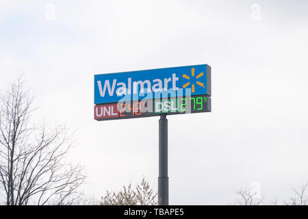 Abingdon, USA - 19. April 2018: Straße Straße Autobahn und Nahaufnahme von Gas Walmart station Licht Bild mit Preis auf der Pole Stockfoto