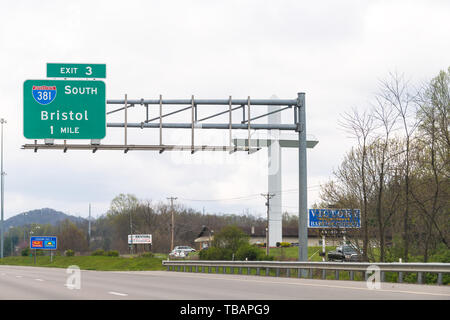 Bristol, USA - 19. April 2018: Die Stadt Ausfahrt auf der Autobahn in Virginia auf der Interstate 381 Stockfoto