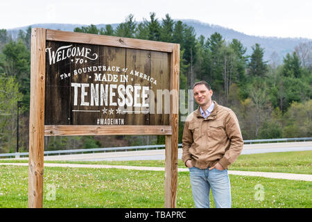 Walnut Hill, USA - 19. April 2018: Willkommen in Tennessee Schild am Rand mit Holzbrett und Text und Mann touristische Ständigen glücklich Stockfoto