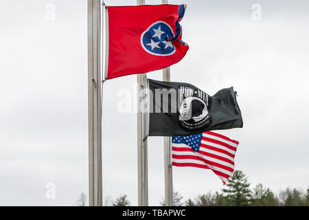 Walnut Hill, USA - 19. April 2018: In Tennessee Visitor Welcome Center, bei der die Zeile der staatlichen amerikanischen und Veteran Fahnen schwenkten im Wind Stockfoto