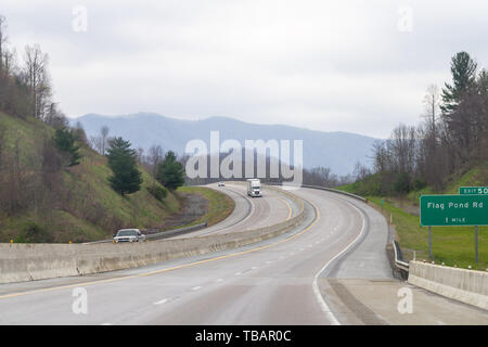 Bond, USA - 19. April 2018: Smoky Mountains in der Nähe von Asheville, North Carolina, Tennessee an der Grenze zum Süden 25 Autobahn Straße mit Autos und Zeichen für Flag Po Stockfoto