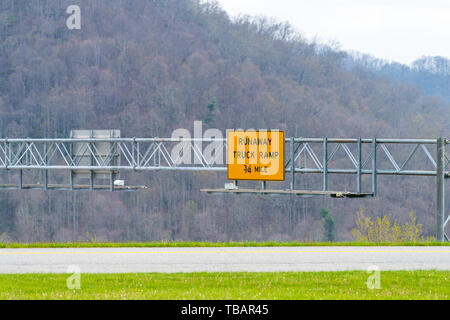 Smoky Mountains in der Nähe von Asheville, North Carolina, Tennessee Grenze während des Frühlings auf der South 25 Autobahn Straße mit Zeichen für Runaway lkw-Rampe Stockfoto