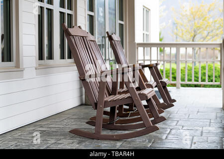 Veranda vor dem Haus mit braunen Schaukelstühle und niemand in der traditionellen amerikanischen Haus Stockfoto