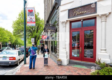 Asheville, USA - 19. April 2018: Innenstadt Straße in North Carolina NC-Stadt mit Store shop Zeichen für Posana und Leute auf dem Bürgersteig durch lokale Banner Stockfoto