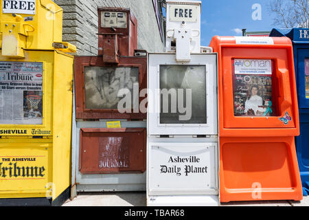 Asheville, USA - 19. April 2018: Innenstadt Altstadt Straße in hipster North Carolina NC-berühmte Stadt mit Zeichen für Kiosk stand Stockfoto