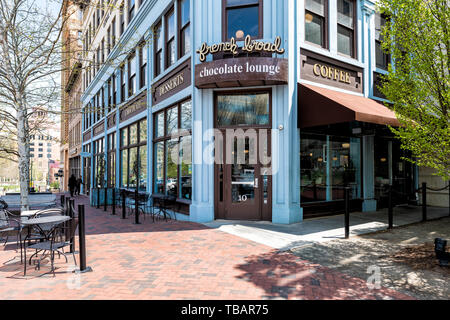 Asheville, USA - 19. April 2018: Innenstadt Altstadt Straße in hipster North Carolina NC-berühmte Stadt mit Vorzeichen Eingang zu Chocolate Lounge Stockfoto