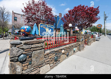 Asheville, USA - 19. April 2018: Innenstadt Altstadt Straße in North Carolina NC-berühmte Stadt mit Vorzeichen Eingang zu Mellow Pilz Pizza Stockfoto