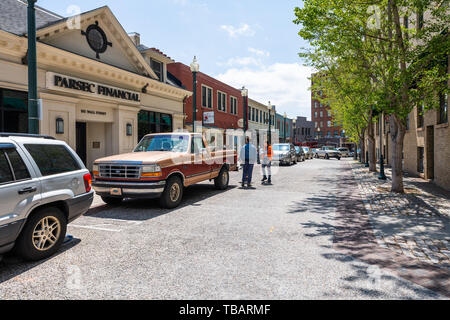 Asheville, USA - 19. April 2018: Wall Street Shopping Mall mit Menschen zu Fuß von Stores Shops in North Carolina Stockfoto