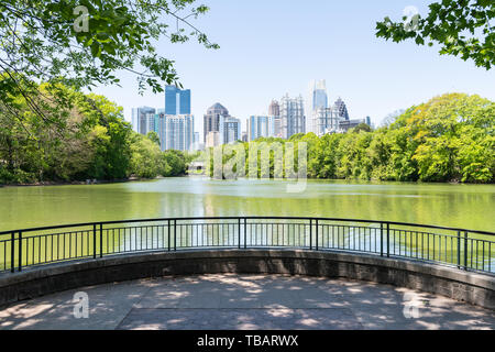 Atlanta, USA - 20. April 2018: Stadtbild Blick auf die Skyline in Piedmont Park in Georgien Innenstadt grüne Bäume Stadt Wolkenkratzer mit Geländer im Sommer Stockfoto