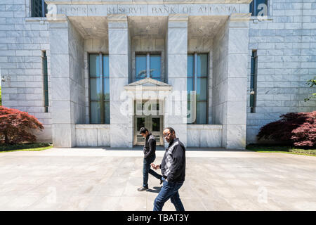 Atlanta, USA - 20. April 2018: die Federal Reserve Bank in Atlanta Georgia Turm regulatorischen, Verordnung Regierung Gebäude in der Innenstadt und Menschen zu Fuß Stockfoto