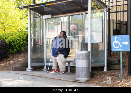 Atlanta, USA - 20. April 2018: Straße Straße während des Tages in der Hauptstadt Georgiens Stadt mit behinderten Menschen warten auf den Bus an der Haltestelle Stockfoto