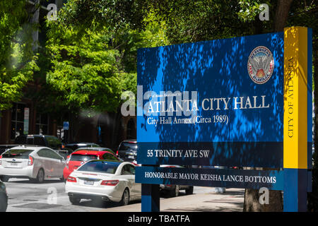 Atlanta, USA - 20. April 2018: Rathaus Zeichen in der Nähe von State Capitol Building in Georgien auf Trinity Avenue Stockfoto