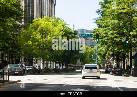 Atlanta, USA - 20. April 2018: die Straße während der Tag in Downtown Capital Georgien Stadt mit Autos im Verkehr und grünes Licht an der Broad Street Stockfoto