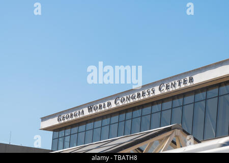 Atlanta, USA - 20. April 2018: die Fassade der Gebäude mit moderner Architektur und Zeichen für Georgia World Congress Center Stockfoto