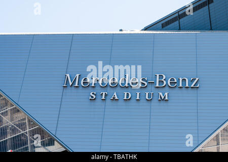 Atlanta, USA - 20. April 2018: Nahaufnahme von Zeichen für Mercedes-Benz-Stadion von außen Gebäude in Georgien Hauptstadt Stockfoto