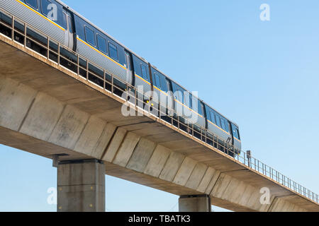Atlanta, USA - 20. April 2018: Metropolitan Atlanta Rapid Transit Authority Marta U-Bahn öffentliche Verkehrsmittel auf Überführung außerhalb Stockfoto