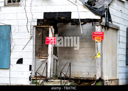 Atlanta, USA - 21. April 2018: die alten, verlassenen verwittertes Holz- Haus mit Eingang- und Hinweisschilder Warnung von Fire Marshal Stockfoto