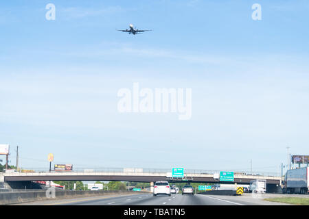 Atlanta, USA - 21. April 2018: Interstate 85 Nord Autobahn Straße Straße während des Tages in der Hauptstadt Georgiens Stadt mit Flughafen Flugzeug und Verkehr Straße Stockfoto