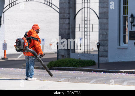 Montgomery, USA - 21. April 2018: Riverfront Park auf der Straße Straße während des Tages in der Hauptstadt Alabama Stadt in der Innenstadt Mit arbeiter Mann blasen Papierkorb Stockfoto