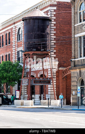Montgomery, USA - 21. April 2018: Große Skulptur Zeichen für Gasse auf der Straße bei Tag in der Hauptstadt Alabama Stadt in der Innenstadt Altstadt Altstadt Stockfoto