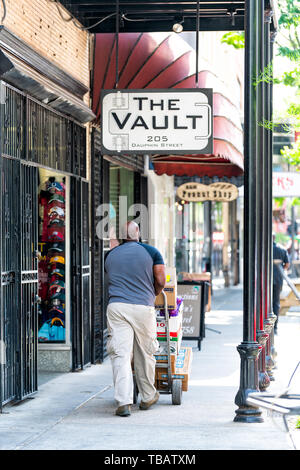 Mobile, USA - 22. April 2018: Altstadt Dauphin street in Alabama berühmten südlichen Stadt mit der Vauly shopping Store und Lieferung Mann Stockfoto